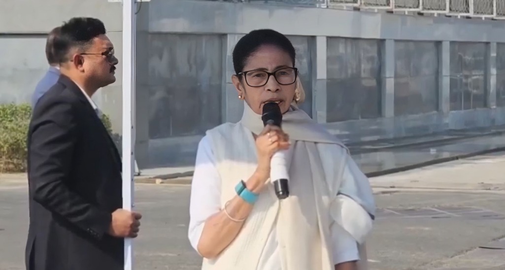 ভিন রাজ্যে বাঙালি পরিযায়ী শ্রমিকের মৃত্যু, বিশিষ্টদের SIR নোটিস! বিজেপি-কমিশনের বিরুদ্ধে সরব মমতা