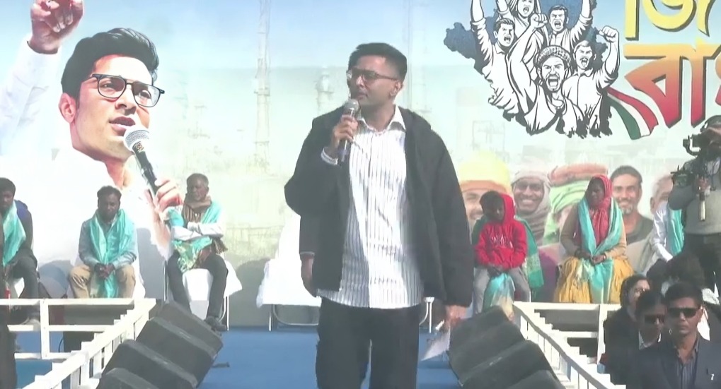 বাংলা বললেই জেল? খগেন-সুকান্তরা বাইরে কেন? ‘২৯-এ খেলা শেষ’, মালদায় BJP-র বিরুদ্ধে গর্জে উঠলেন অভিষেক