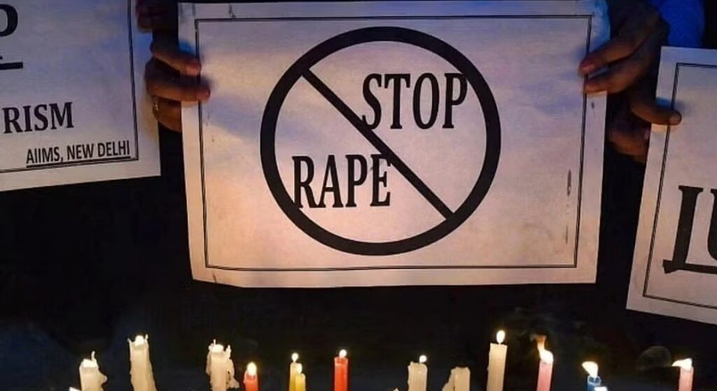 সম্ভ্রম বাঁচাতে রণংদেহি রূপ! ধর্ষণকারীকে কুপিয়ে খুন,  যোগীরাজ্যে গ্রেপ্তার তরুণী