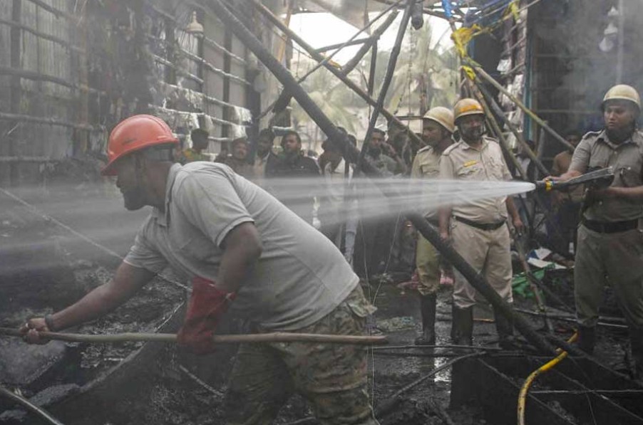 শুরু হচ্ছে নোনাডাঙা বস্তির আগুনে ভস্মীভূত ঘর নির্মাণের কাজ