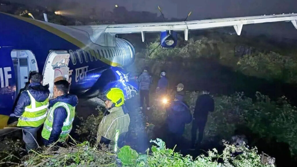 নেপালে রানওয়ে থেকে ছিটকে গেল যাত্রীবোঝাই বিমান