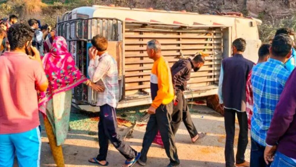 তপসিয়া মোড়ে উল্টে গেল সরকারি বাস! আহত অন্তত ১০