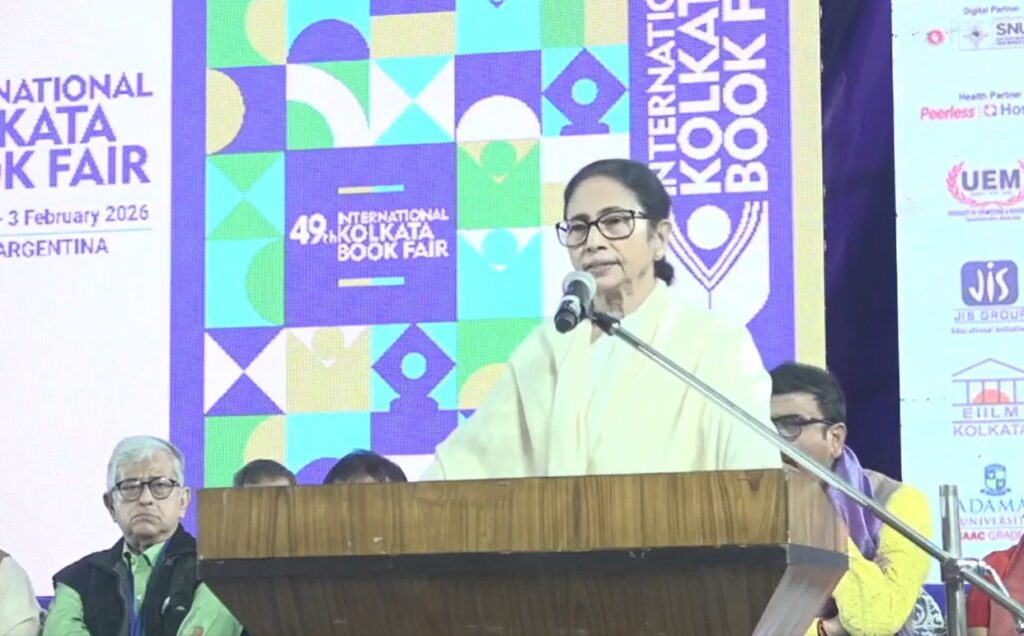 SIR নিয়ে ২৬-এ ২৬টা কবিতা! বইমেলার মঞ্চ থেকে এজেন্সি ও কমিশনকে নিশানা মমতার