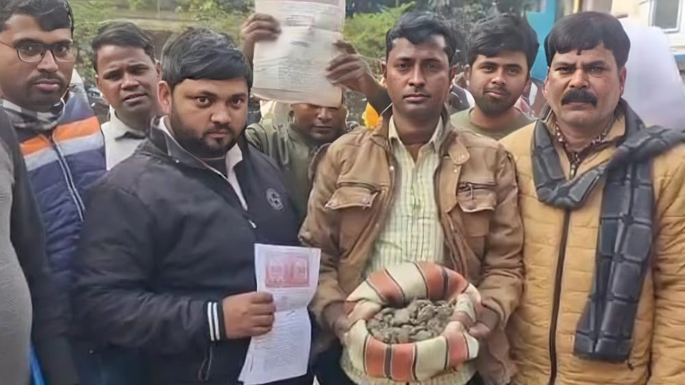 শুনানিতে তলব, ‘দাদুর কবরের মাটি’ এনে যুবকের প্রতিবাদ মালদহে