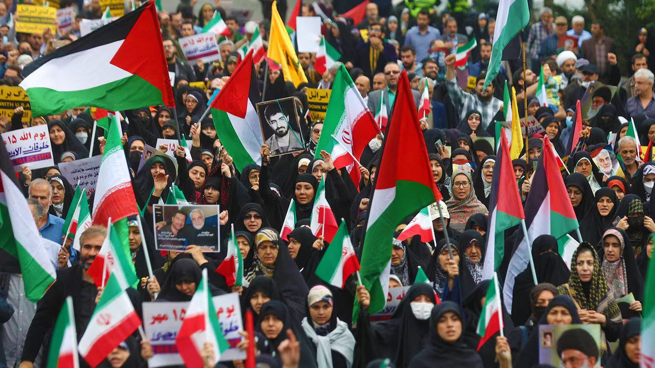 প্রতিবাদের আগুন! মহিলাদের প্রতীকী বিদ্রোহে কাঁপছে ইরান