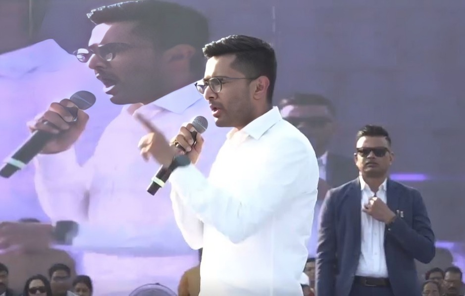 “জেল যাত্রা বাঁচাতে অমিত শাহের পা ধরেছেন”, মেদিনীপুরে নাম না করে শুভেন্দুকে  তোপ অভিষেকের