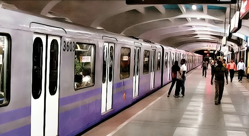 ব্যস্ত সময়ে মেট্রোয় আত্মহত্যার চেষ্টা, অফিস ফেরত যাত্রীদের চরম ভোগান্তি