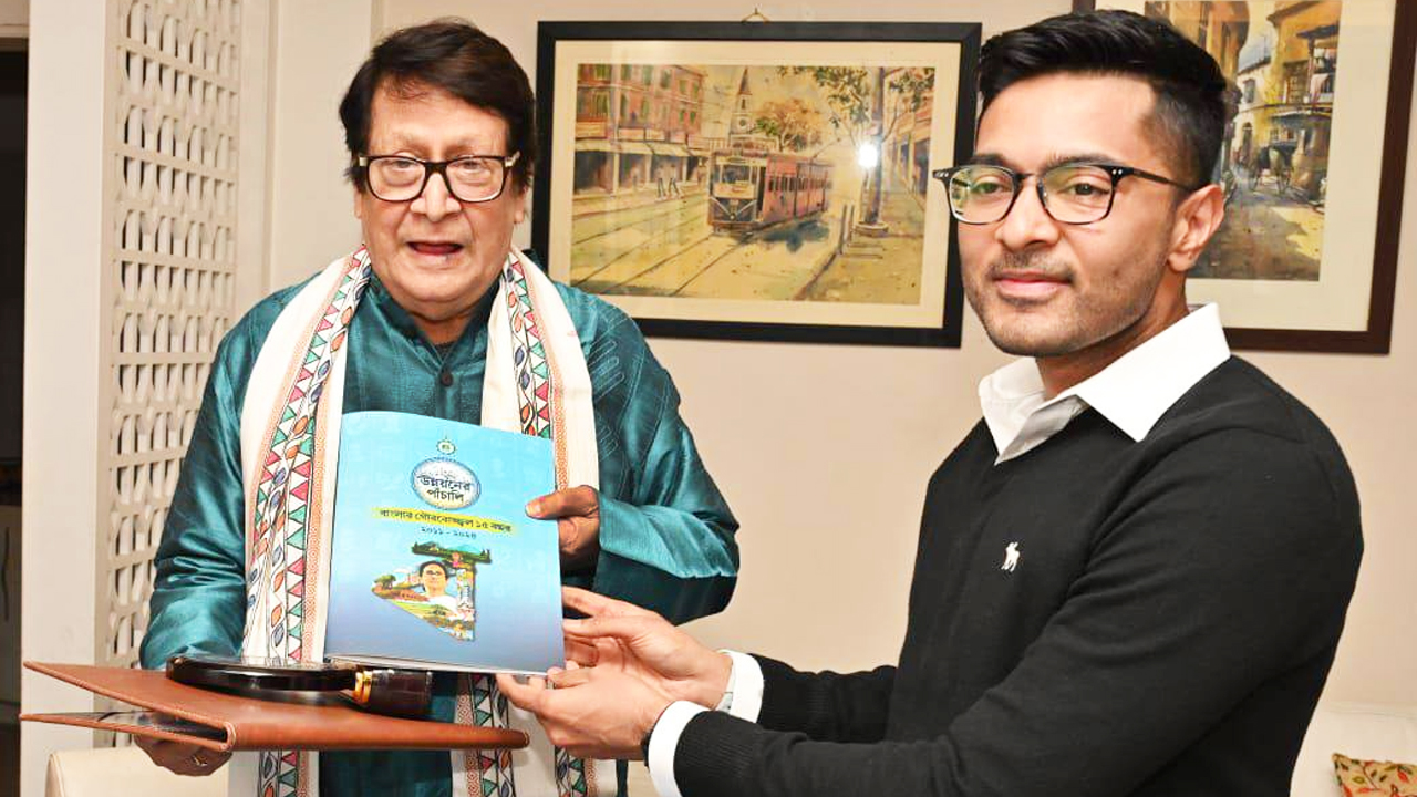 ‘উন্নয়নের পাঁচালি’ নিয়ে রঞ্জিত মল্লিকের দুয়ারে অভিষেক, কী নিয়ে হল আলোচনা?