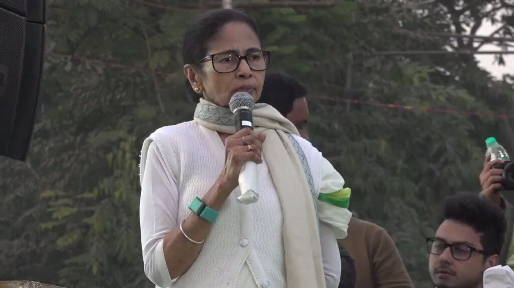 ‘সুস্থ বাঘের চেয়ে আহত বাঘ আরও ভয়ঙ্কর’, আইপ্যাক কান্ডে কেন্দ্রের বিরুদ্ধে গর্জে উঠলেন মমতা