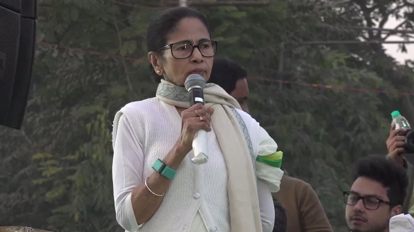 ‘সুস্থ বাঘের চেয়ে আহত বাঘ আরও ভয়ঙ্কর’, আইপ্যাক কান্ডে কেন্দ্রের বিরুদ্ধে গর্জে উঠলেন মমতা